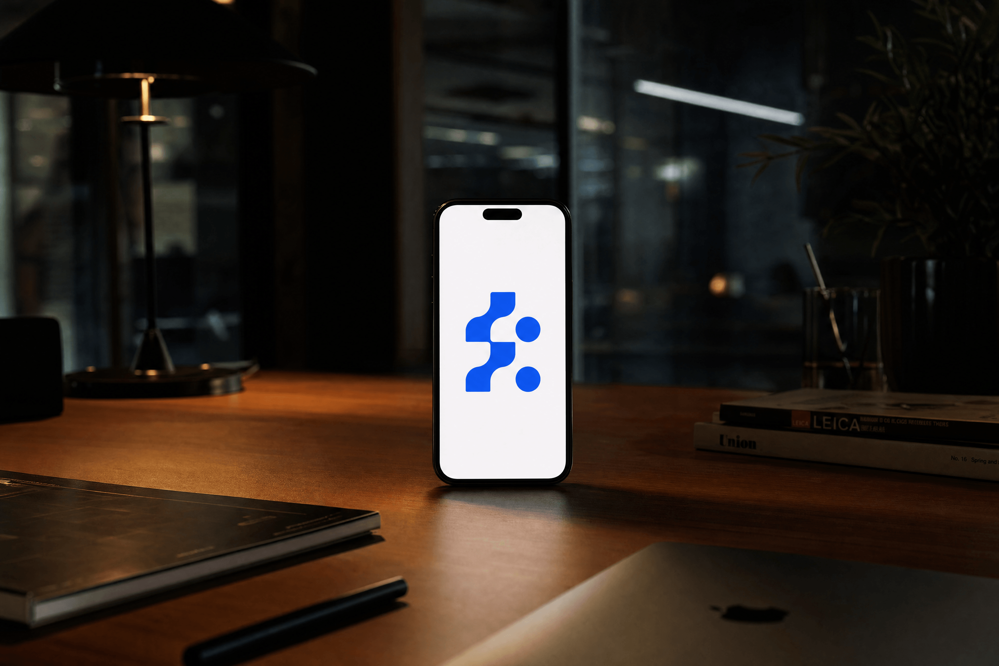 Webstack AI auf dem Smartphone, ruhiges Büro am Abend