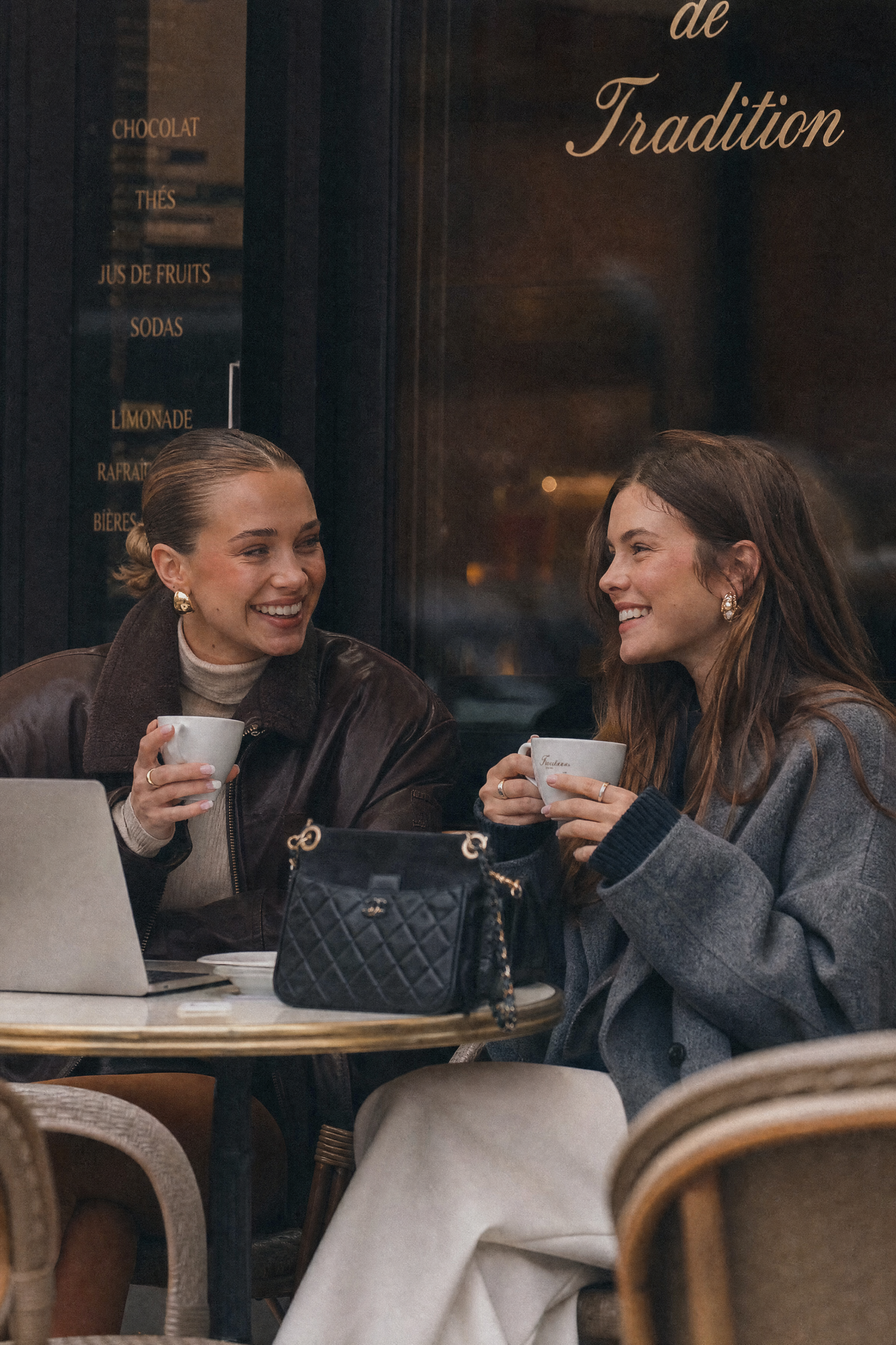 Zwei Freundinnen beim Kaffee, während die Arbeit weiterläuft